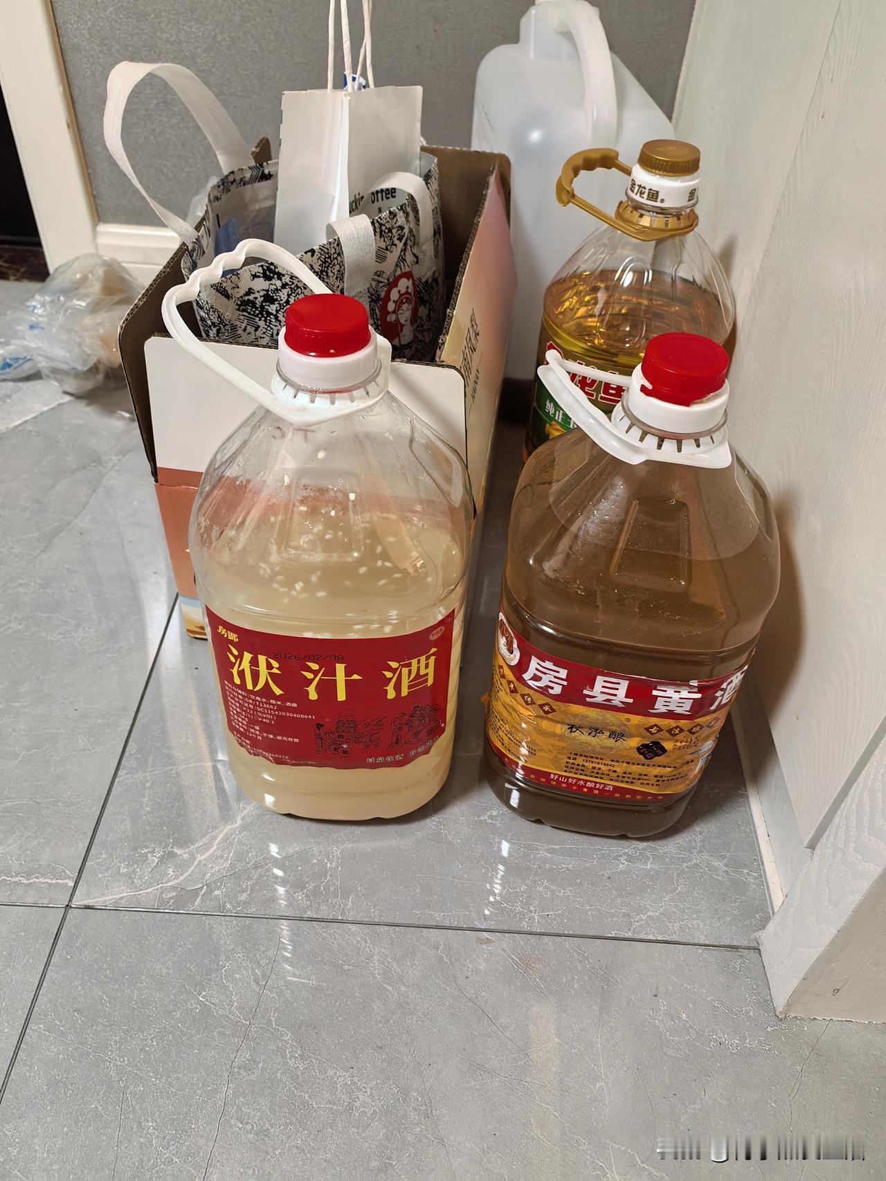 女儿女婿今天开车回家上班，家里也没啥给她们带，买了10袋郧香锅巴，5斤红薯干，5