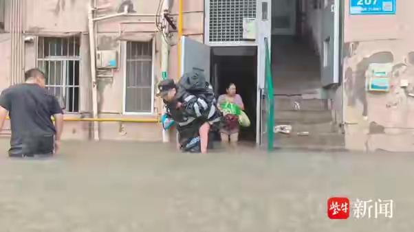 台风白海豚裹挟狂风暴雨突袭无锡整座城市，城区多处路段积水漫延，行道树木被狂风折断