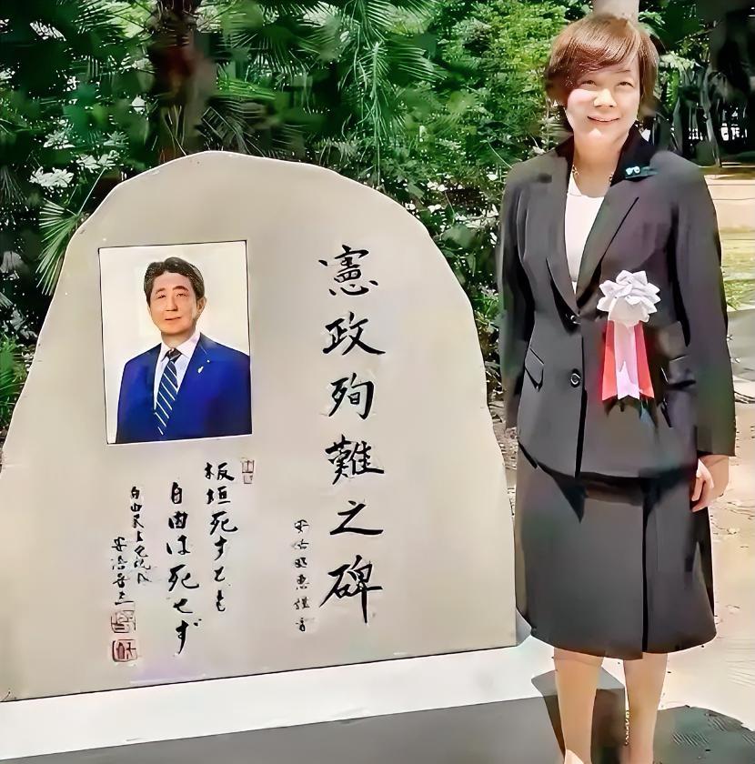 没弄明白，安倍昭惠在安倍晋三的墓碑前面带微笑，这是要表达怎样的心情呢？

作为安