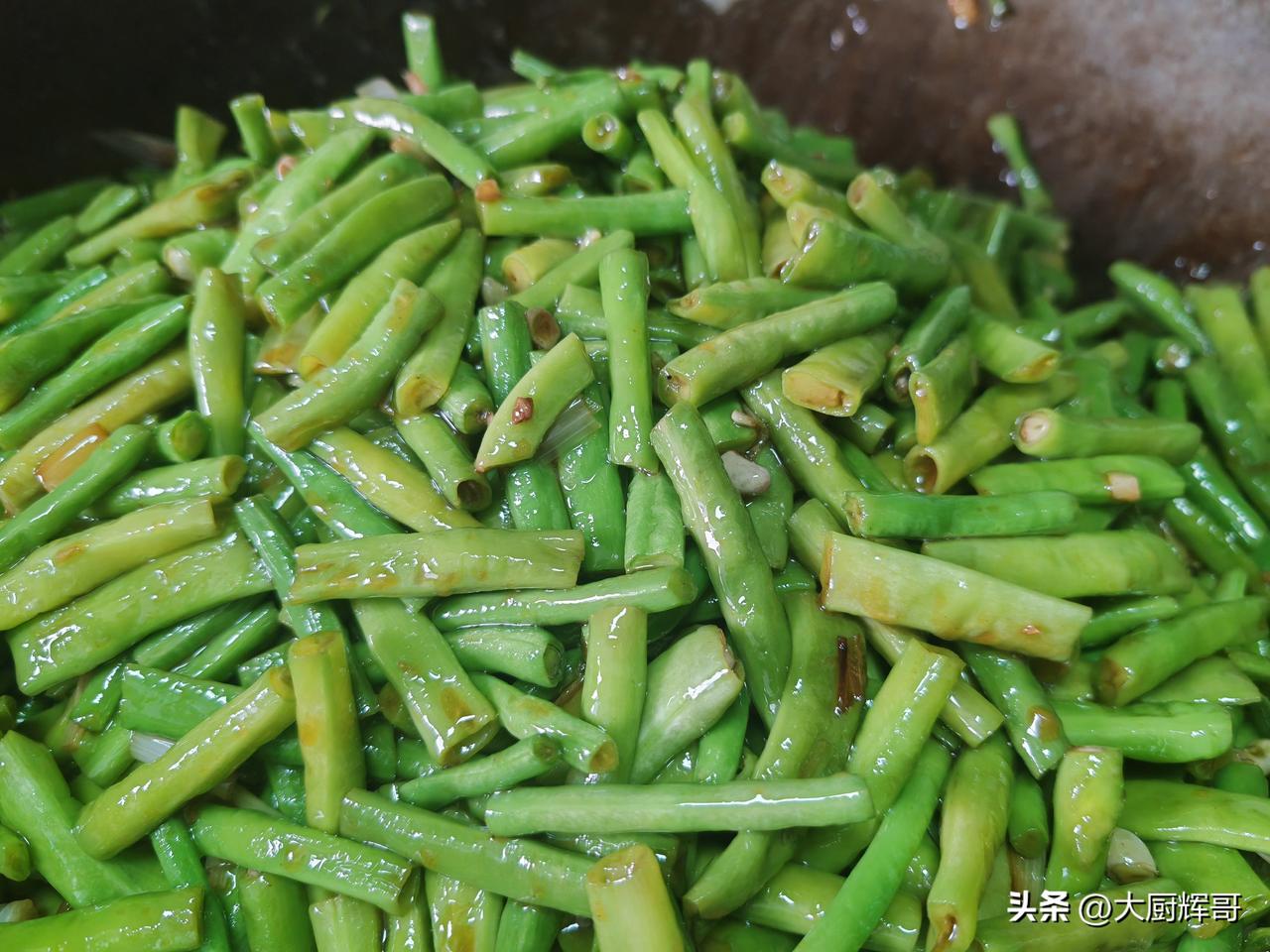烧长豆角，鲜香脆嫩，蛮下饭的一道菜。