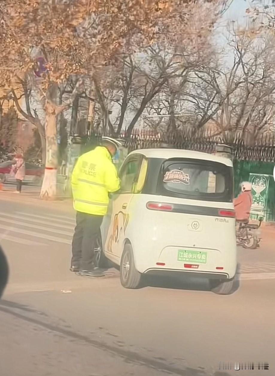 保定这是要查老头乐的节奏了吗？

昨天发现有一个交警在询问一个老头乐的司机，位置