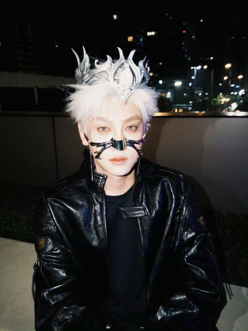 田栩宁最新营业🈶白毛黑皮衣搭配脸链⛓️💥妥妥的科幻末世大片不一样的田栩宁，答