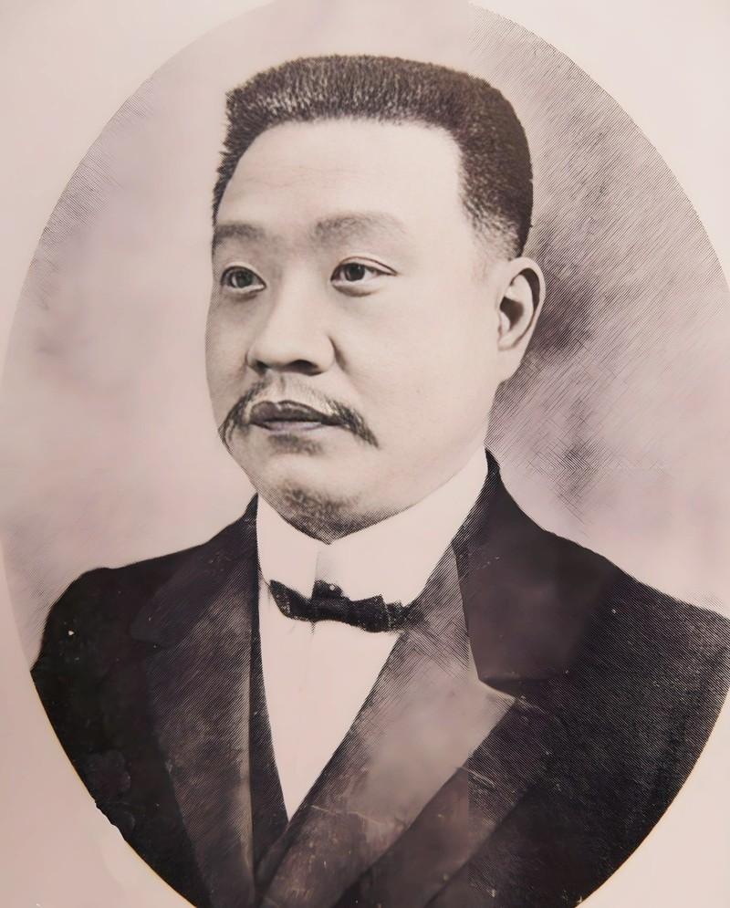 1904年，通房丫鬟李氏，站着侍奉丈夫谭钟麟与正妻长达33年。这日，她正在盛饭。