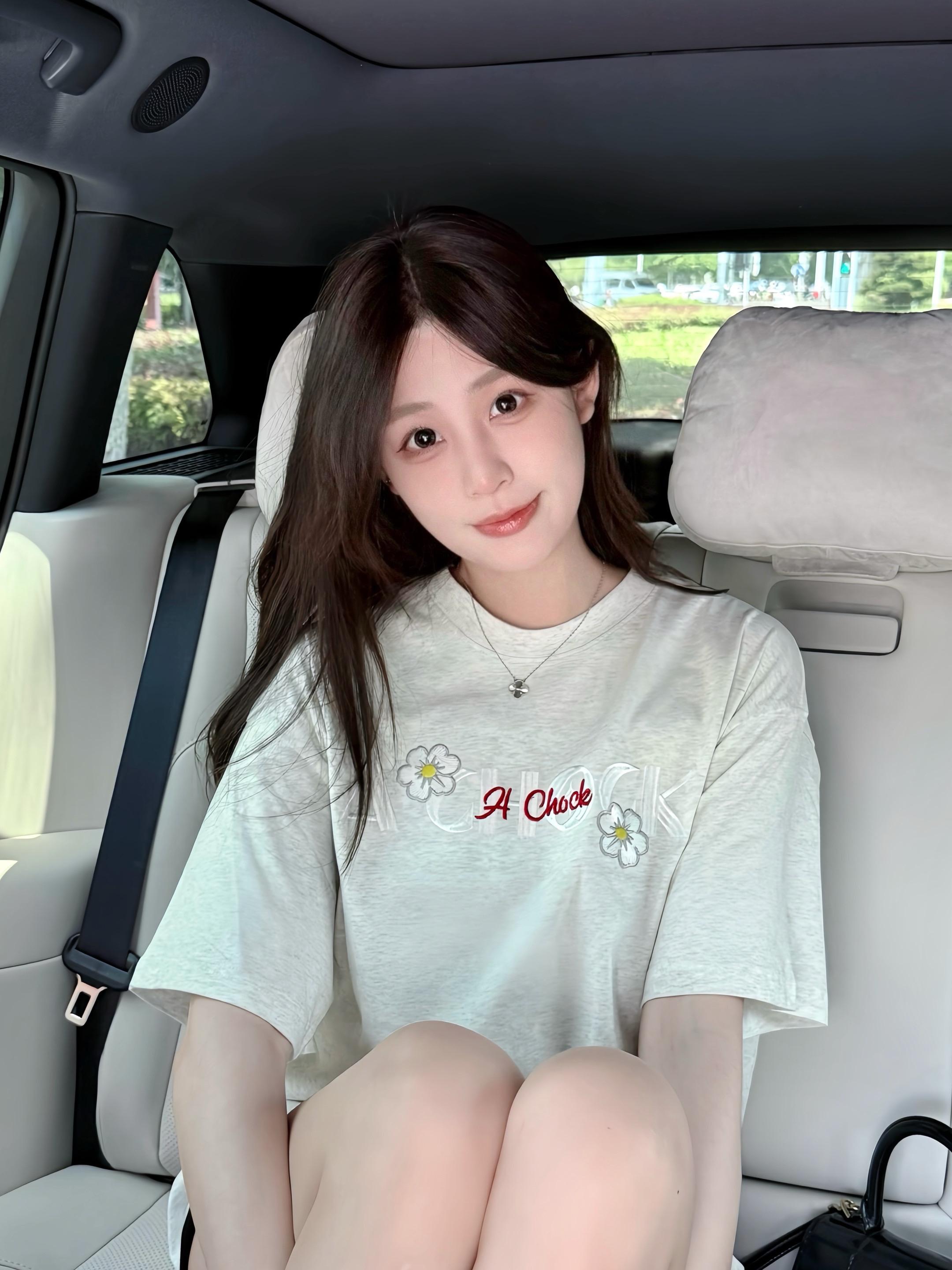 卖了个萌你就找人把我齐刘海打歪 太过分了。