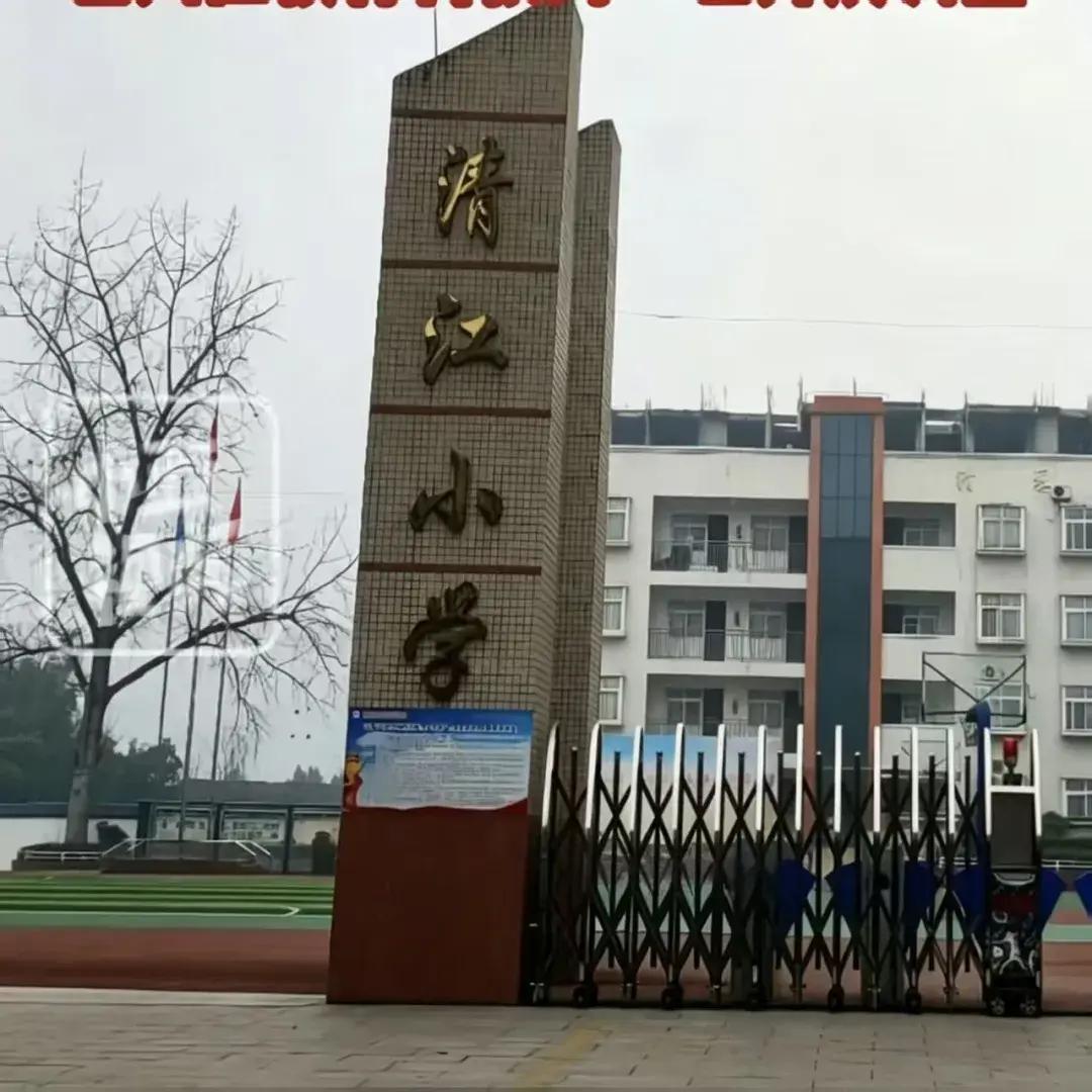 被老师吐槽高价定制廉价西服一事有了最新进展，其学校所在的巴中市巴州区教育科技局6