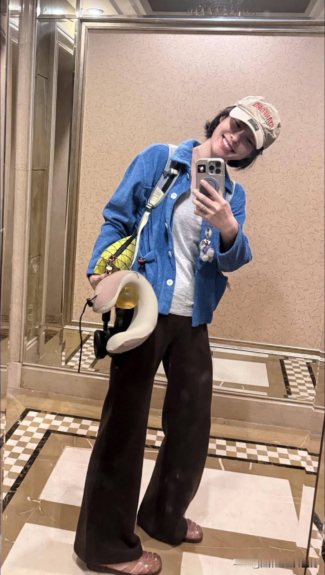 白百何凌晨五点晒赶路日常，一口甜笑状态满分，清醒到想拍vlog却忘开机，自嘲“自