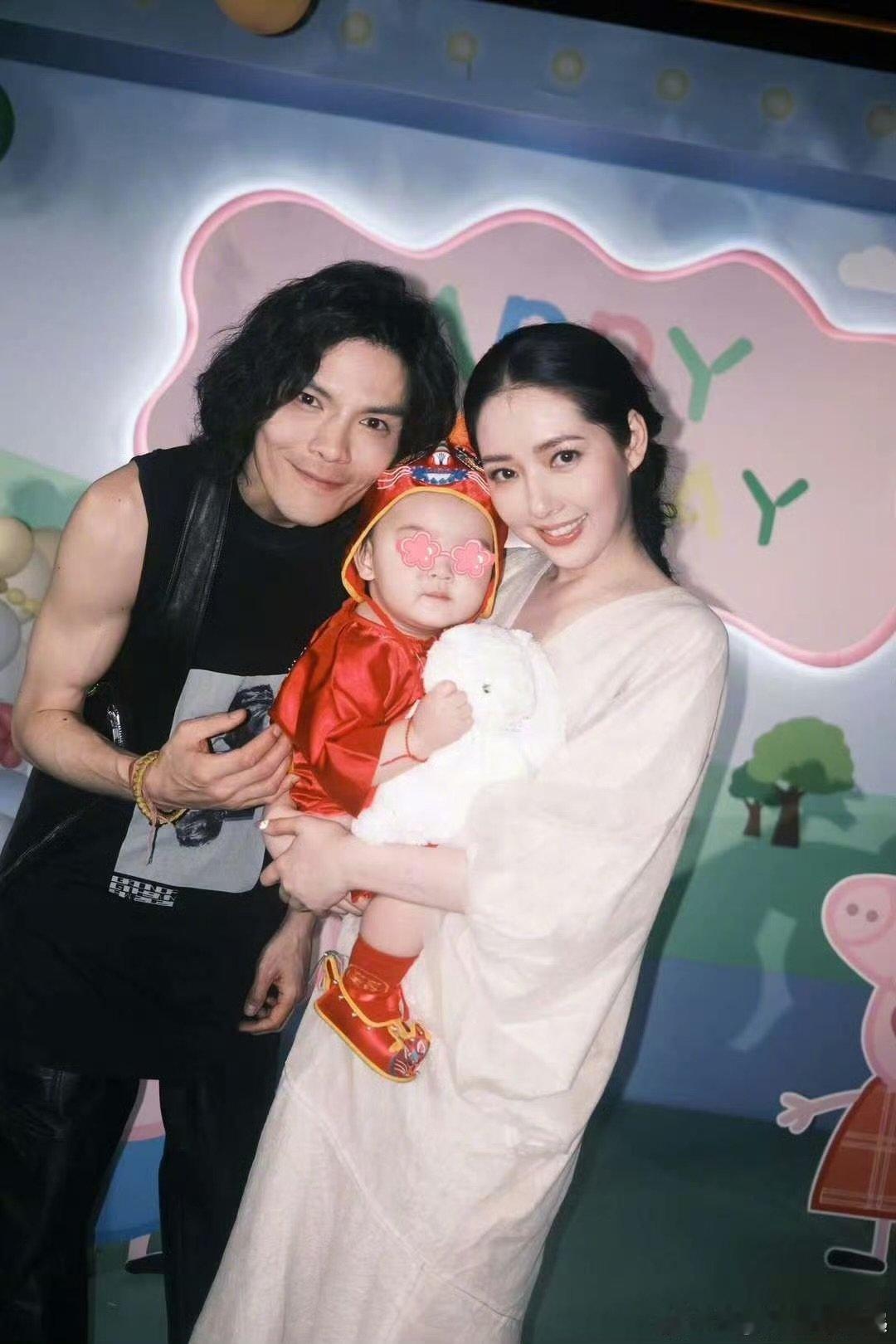 向太选儿媳的标准 向佐说郭碧婷是个很伟大的老婆简单通透是向太挑选儿媳的核心，初次