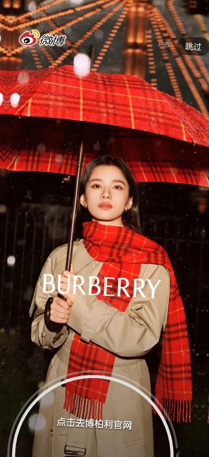 张婧仪的侧颜在特定角度下略显圆润，脸型与发型的搭配或许还需更多尝试。不过，她的自