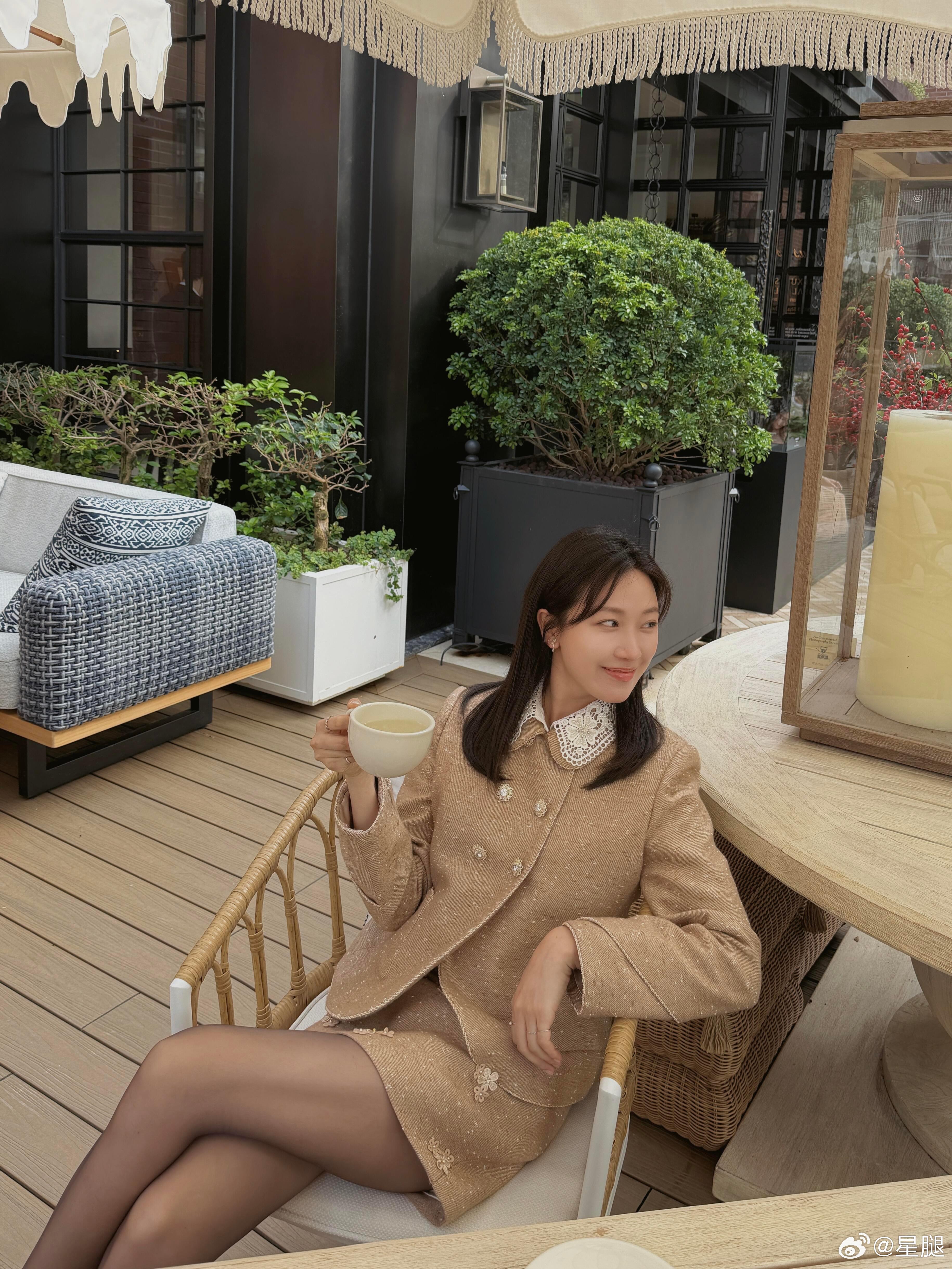菅纫姿 🤎 咖啡馆拍照 