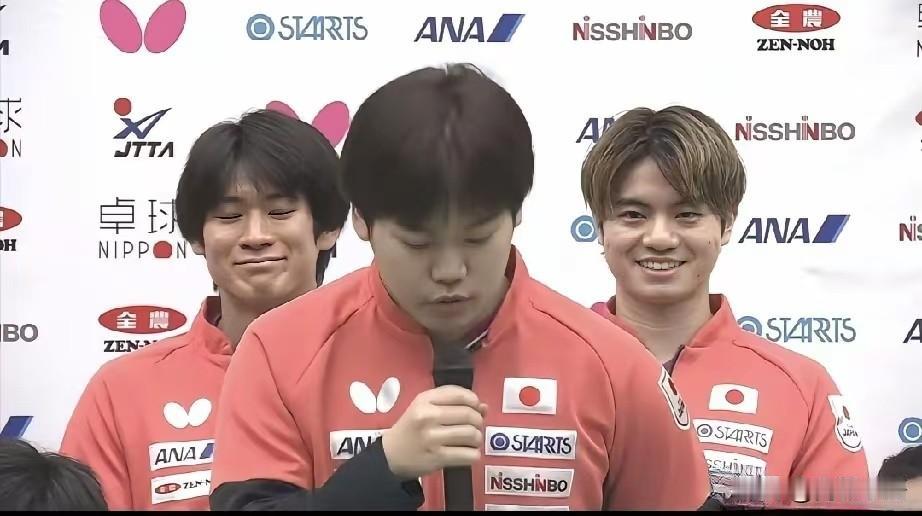 松岛辉空到底说了什么？
让身后的户上和宇田，
一个劲的偷笑，

松岛代表日乒发表