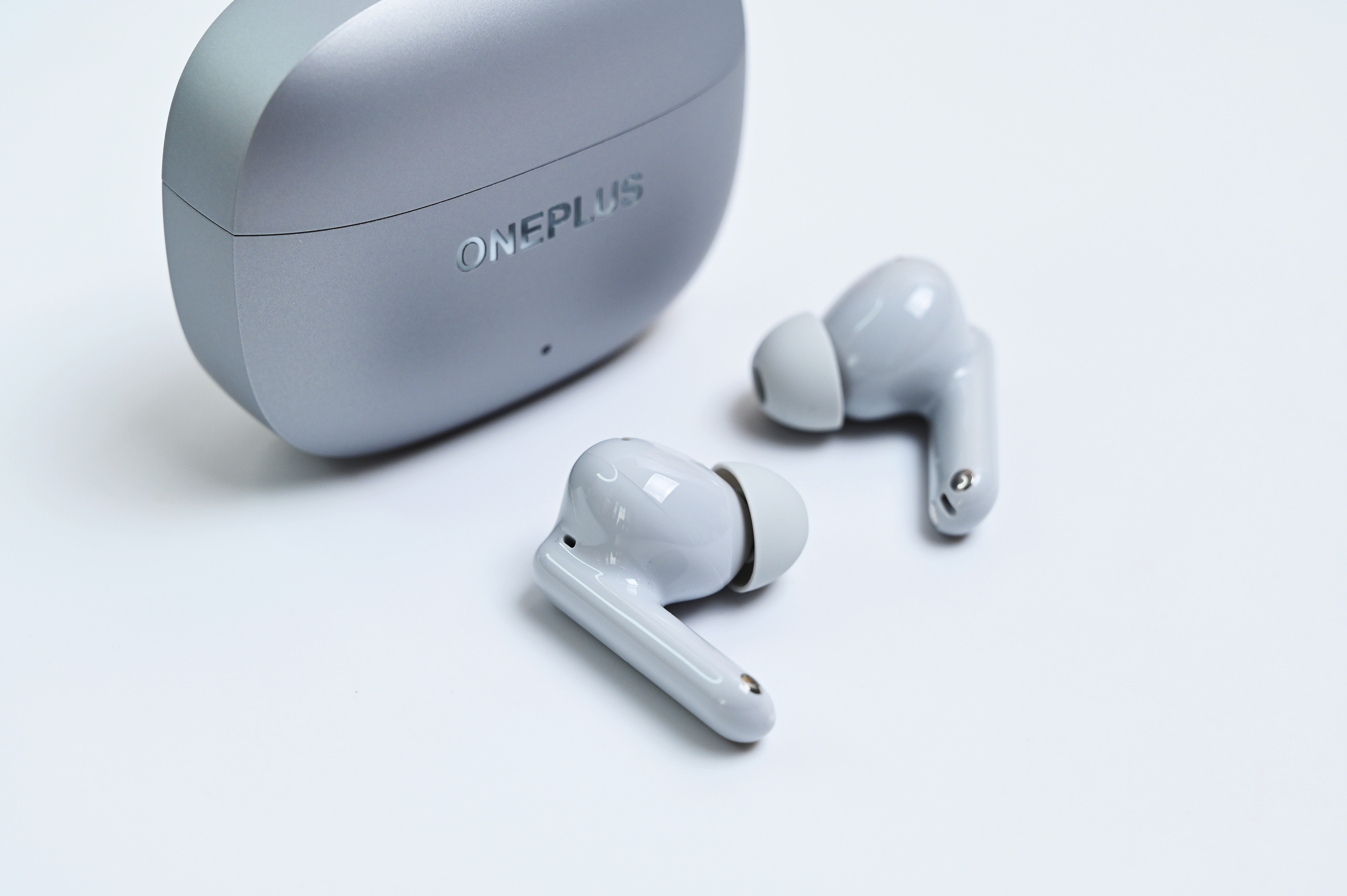 一加新发布的这款一加Buds Ace 3耳机，最高支持55dB降噪深度，配合充电