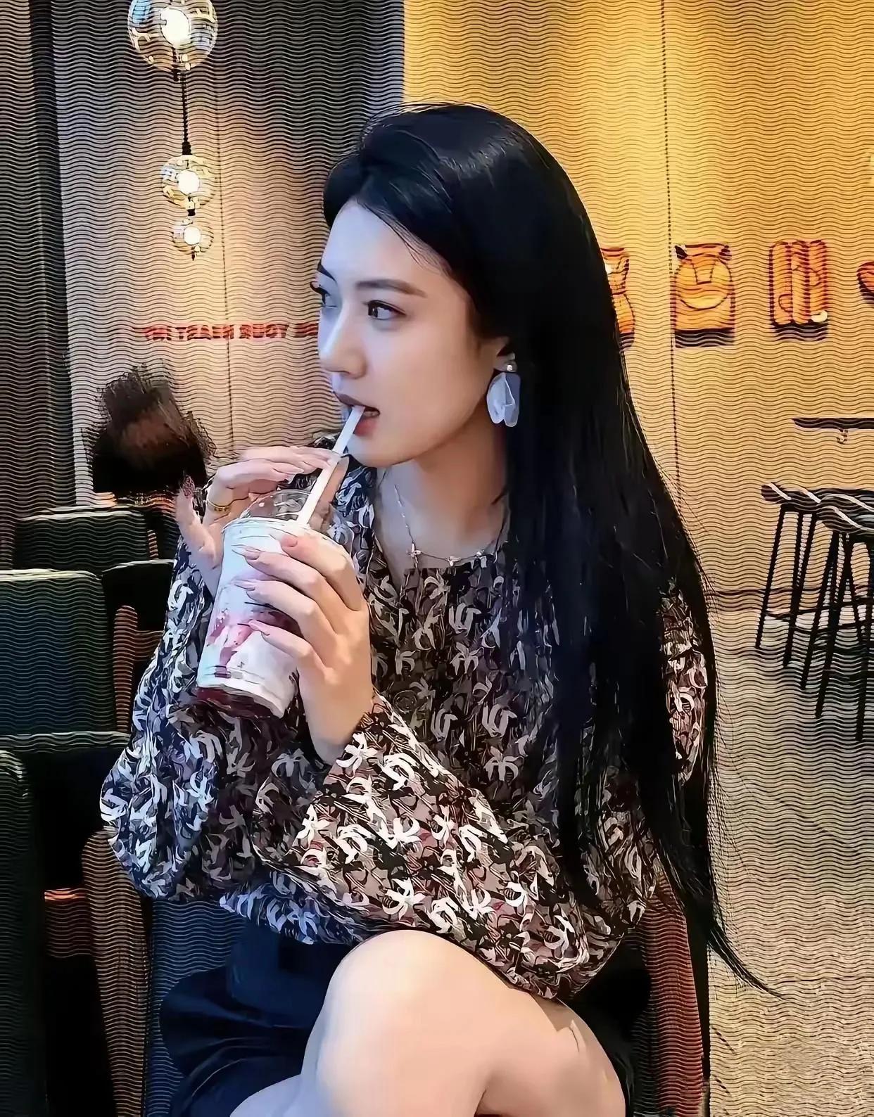 啥条件能养活这么漂亮的黄花大闺女呢？身材高挑气质迷人！