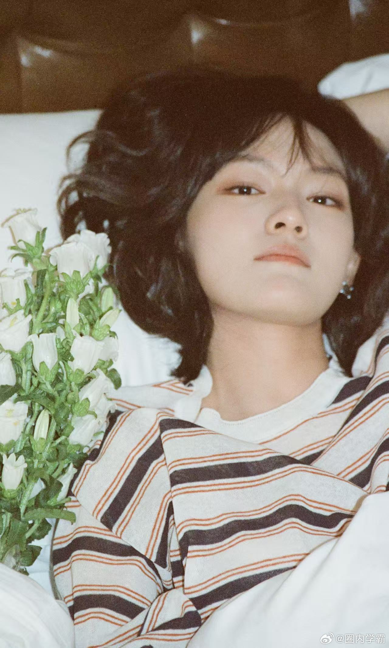 文淇我许可路演大大方方的 粉丝随口说想要飞吻，文淇就毫不犹豫飞奔过去回应，拥抱摸