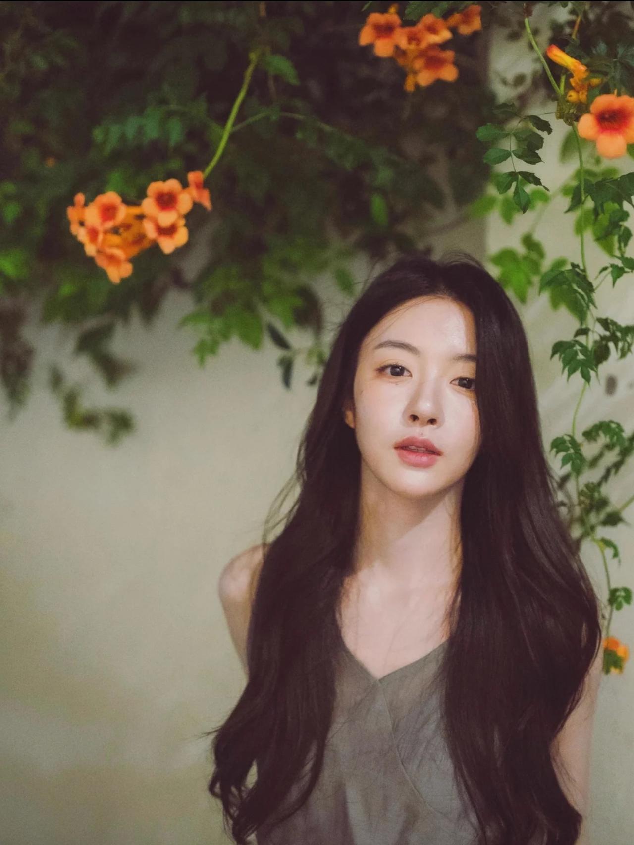 周佑凌明明不缺女友，为啥偏偏喜欢柳柳？
网友总结得很到位：漂亮的，没她工作好；工