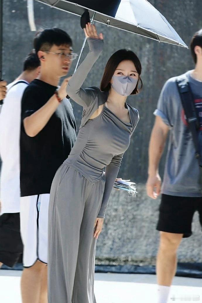 秦岚这套紧身服太绝！全是亮点，刷一次感叹一次～ ​​​