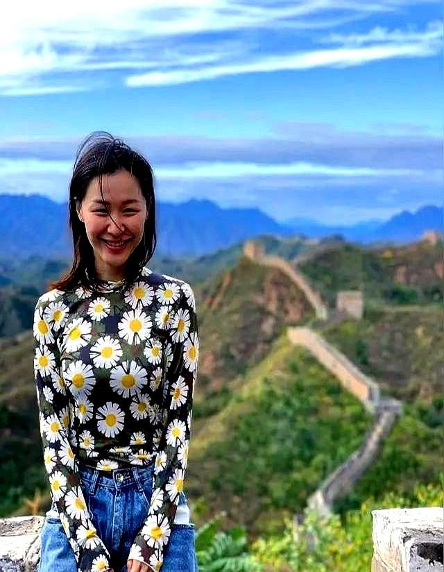 王家卫也吃闭门羹？

金靖一句“档期满了”把墨镜王晾在原地。

别急着替她可惜。