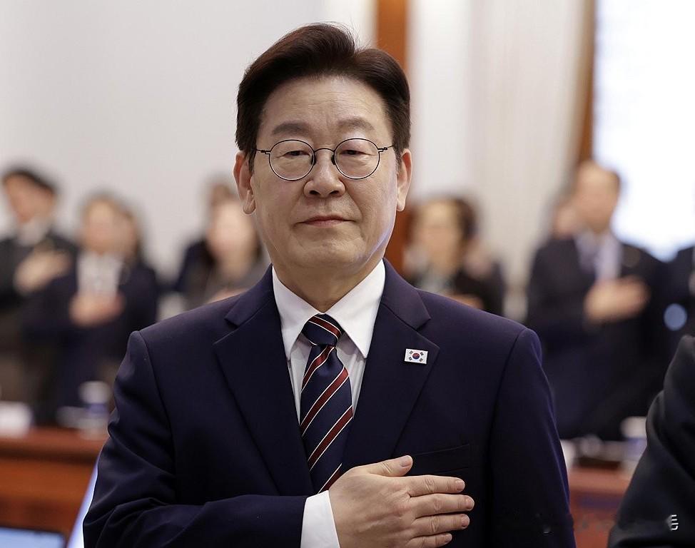 2月13日，韩国民调机构盖洛普发布的最新民调显示，总统李在明施政支持率大幅回升至