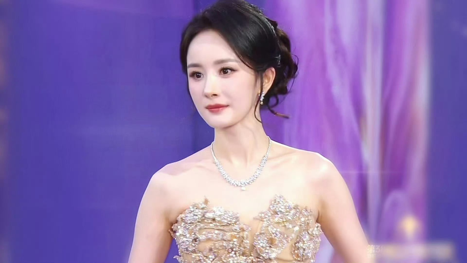 杨幂美貌比钻石更闪耀窝幂今天会有好消息吗？ 