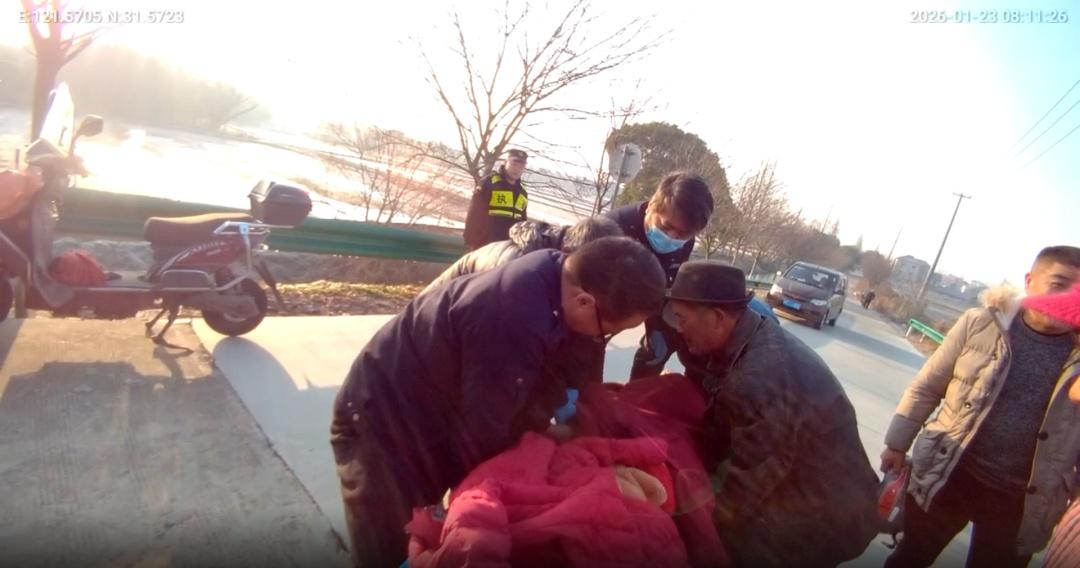 【寒冬勇救落水者，为这位崇明人点赞】近日，竖新镇永兴村社区安保队员陆荣在途经三烈