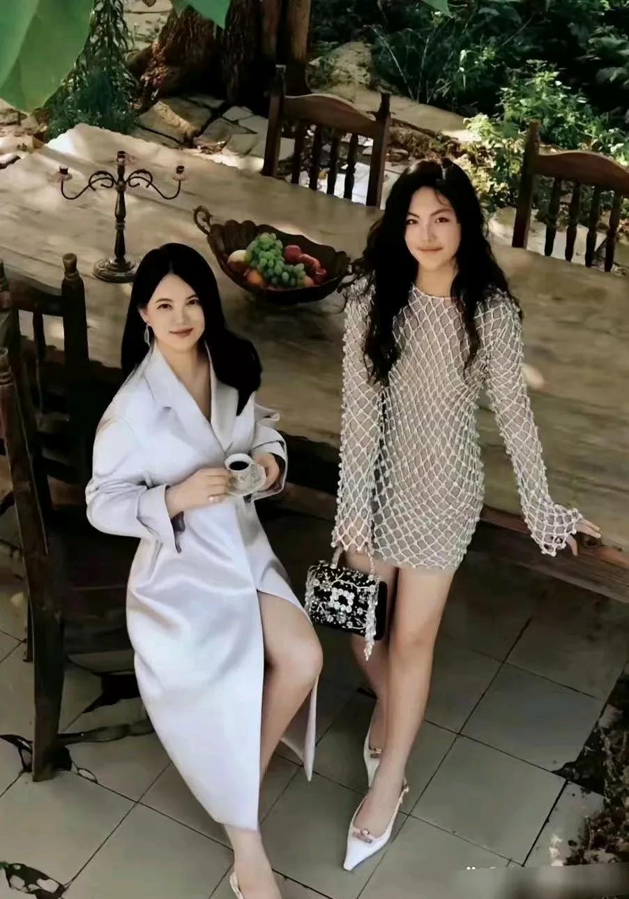 李湘这是将自己的女儿向什么路线发展呢？
着装如此大胆。
小小年纪就开始走性感路线
