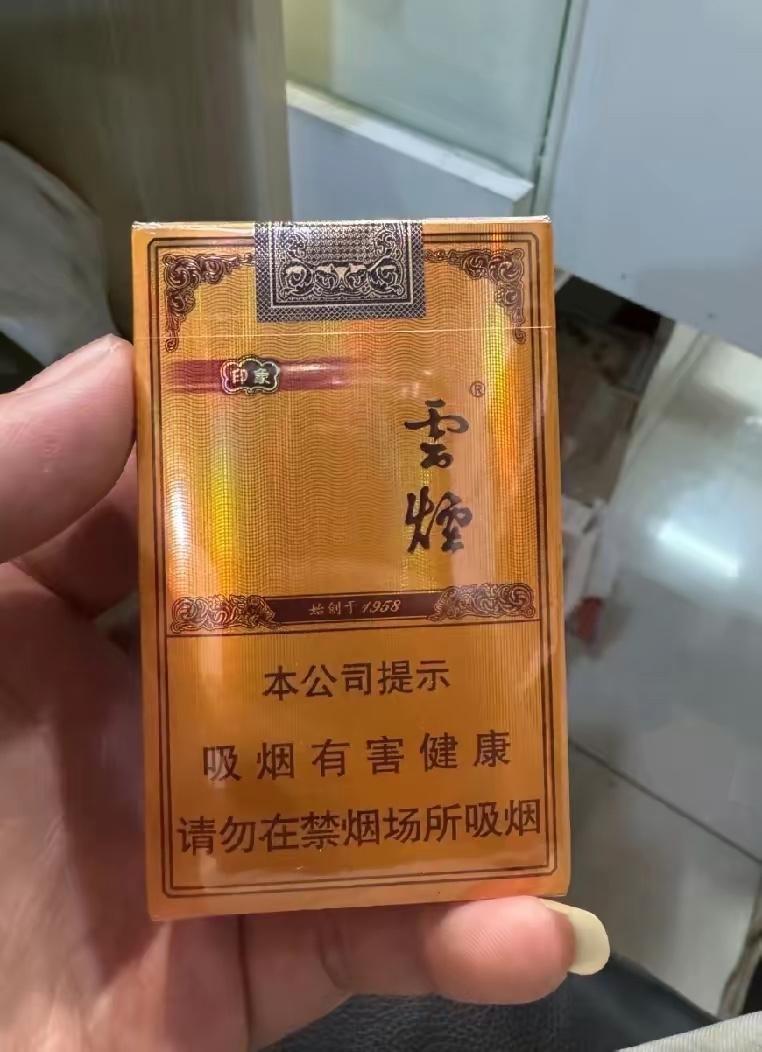 自从公公来帮忙带孩子，我就跟他约法三章，要抱孙子必须戒烟，他当面答应得好好的。结
