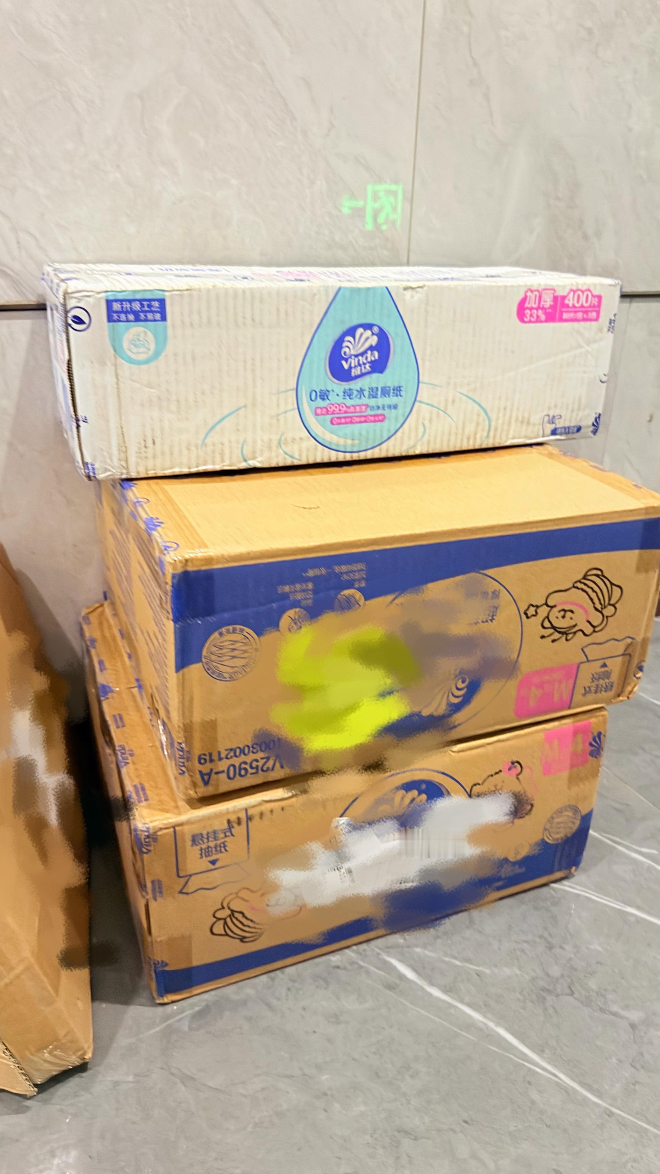 不闹了家人们维达陆续到家门口了[流鼻血]还有六个件在路上[流鼻血]老父亲在客厅[