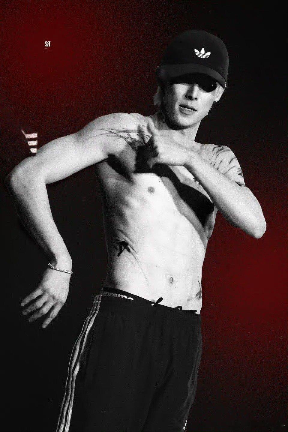 王鹤棣也遭不住法国男粉的应援 三个法国帅哥背着大屏应援，王鹤棣遭不住笑的样子，隔