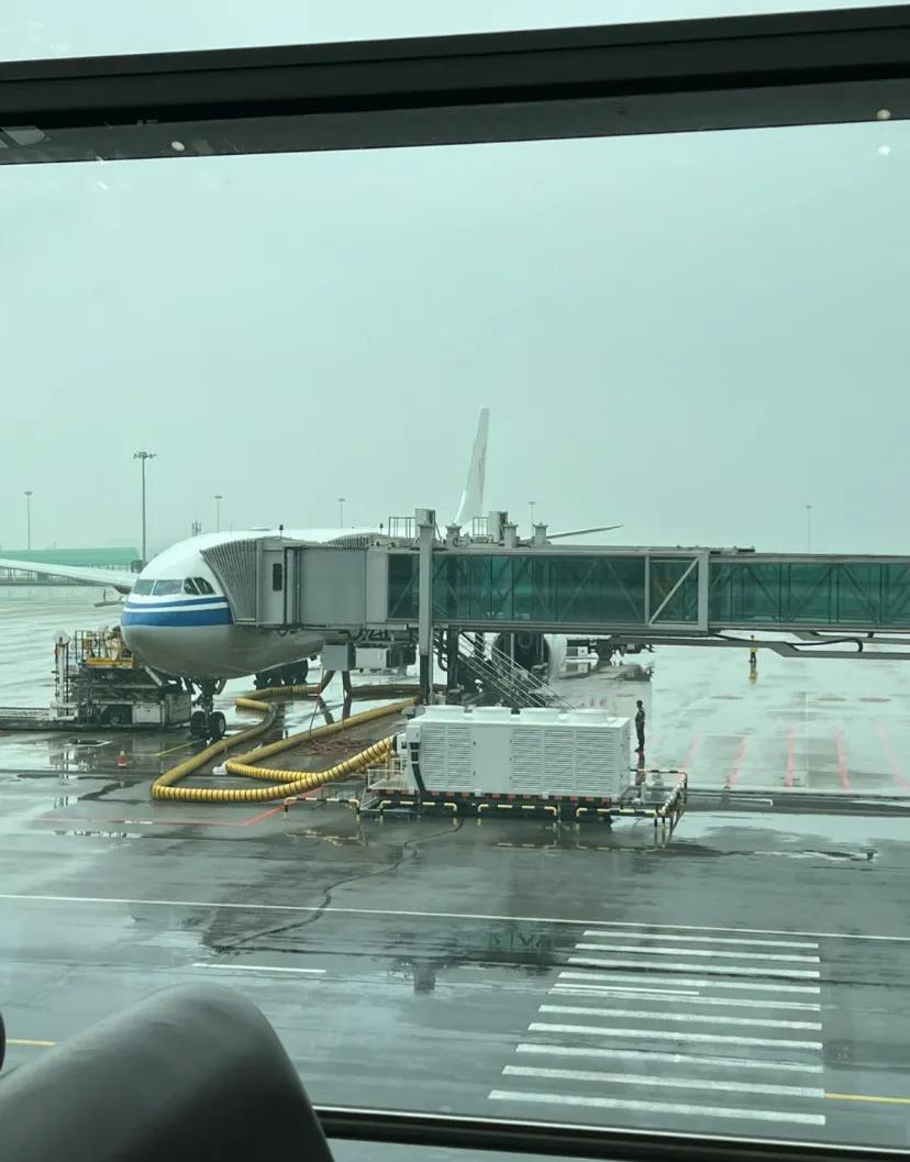 飞机插得这个大管子是干嘛的呀?