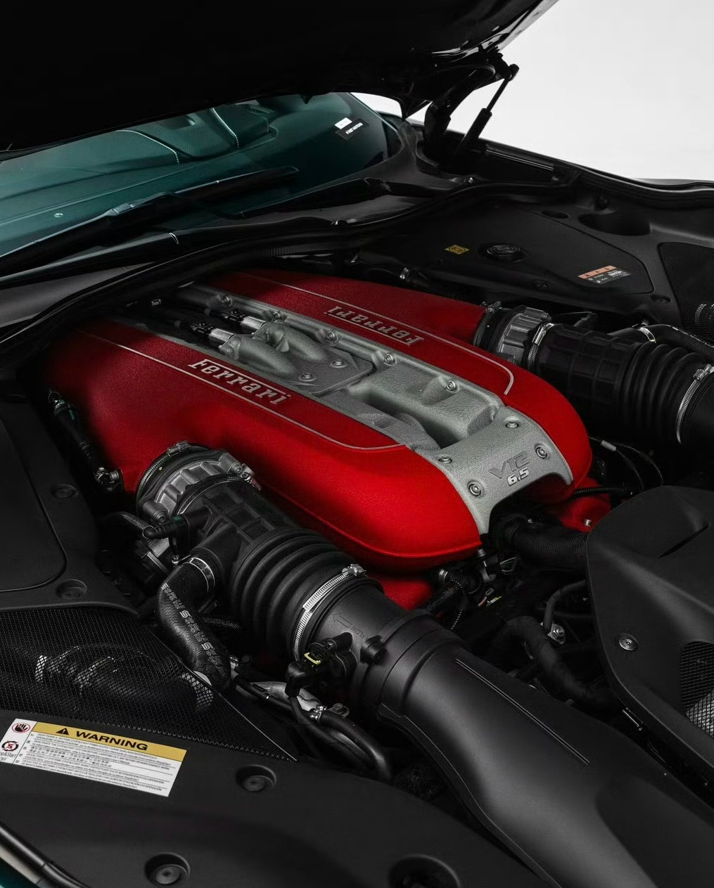 传闻，法拉利有台新车。关键词：V12、手动、限量版 汽场全开