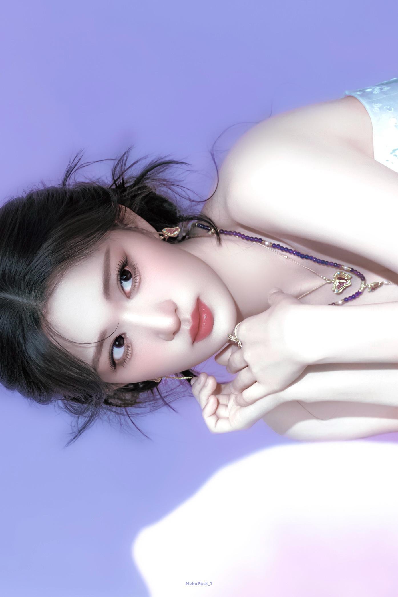 王楚然抹胸花苞裙 妹妹说紫色最有韵味 