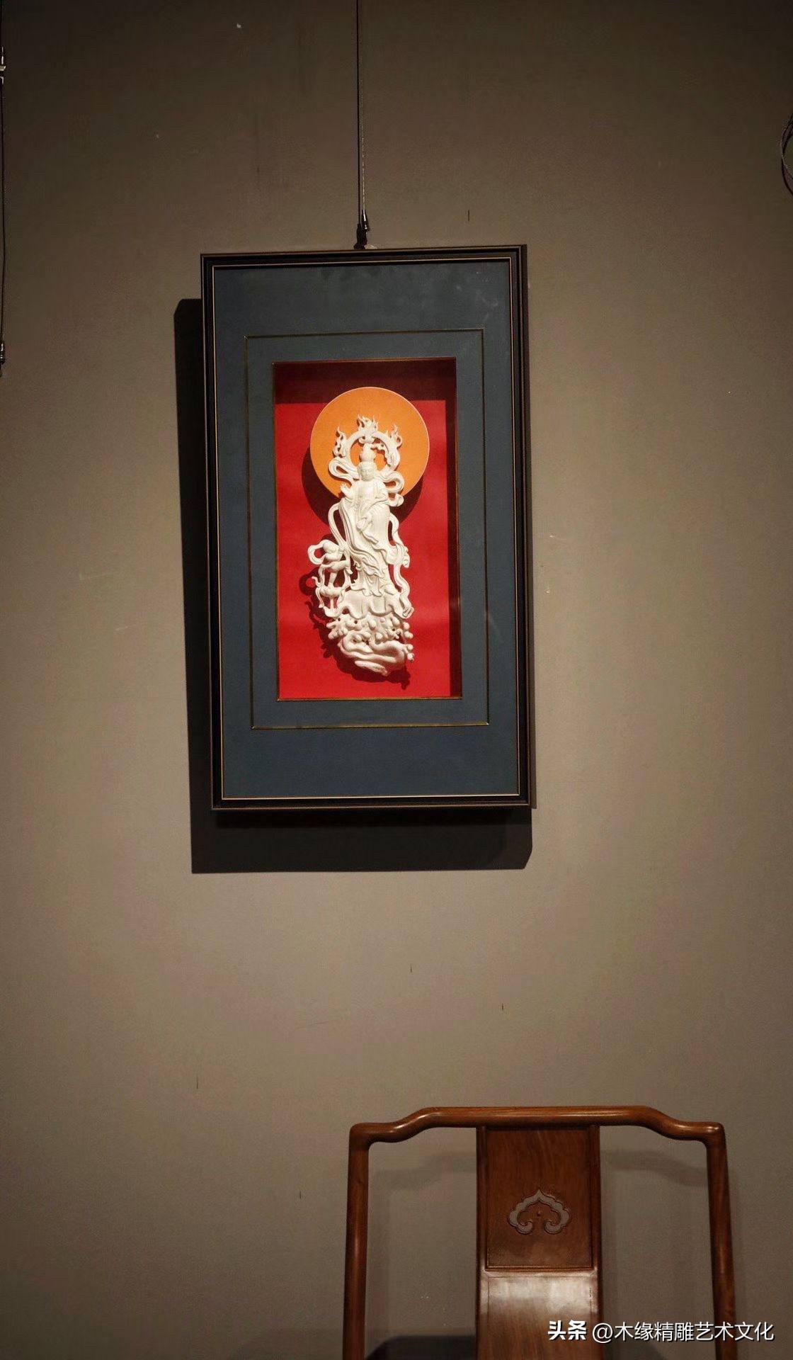 观音常见，

童子拜观音，却总让人心生欢喜。

这件鹿角《童子拜观音》挂屏，以整