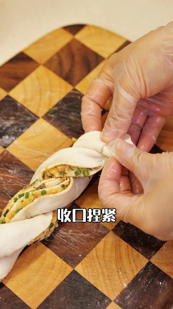 家里还剩几张手抓饼，今天给它用掉。
·稍稍解冻一下，把保护膜撕去。
·再准备个肉