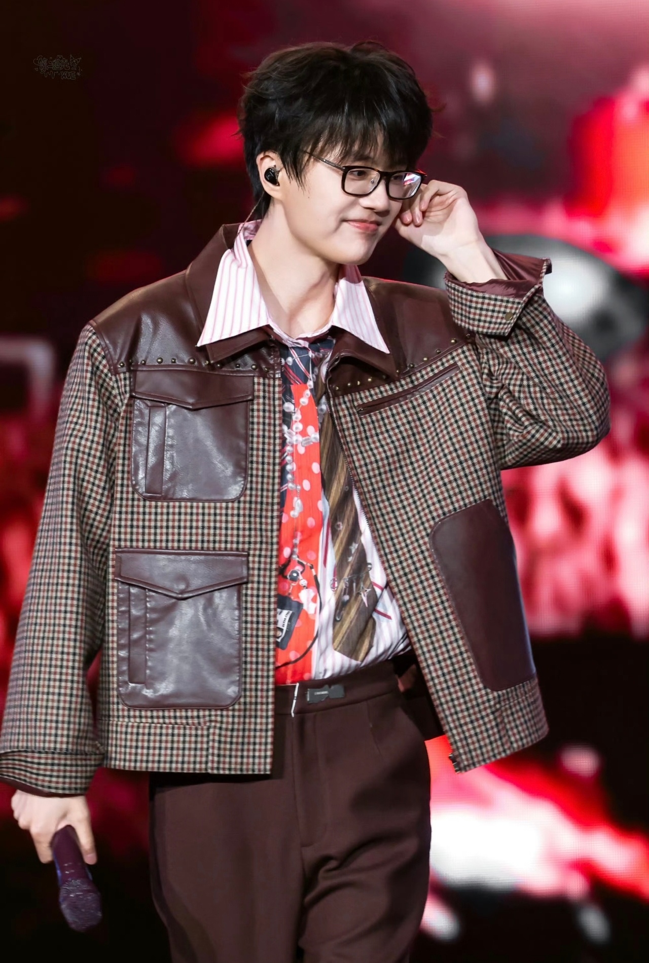 天空好想下雨，我好想住你隔壁傻站在你家楼下 抬起头 数乌云如果场景里出现一架钢琴