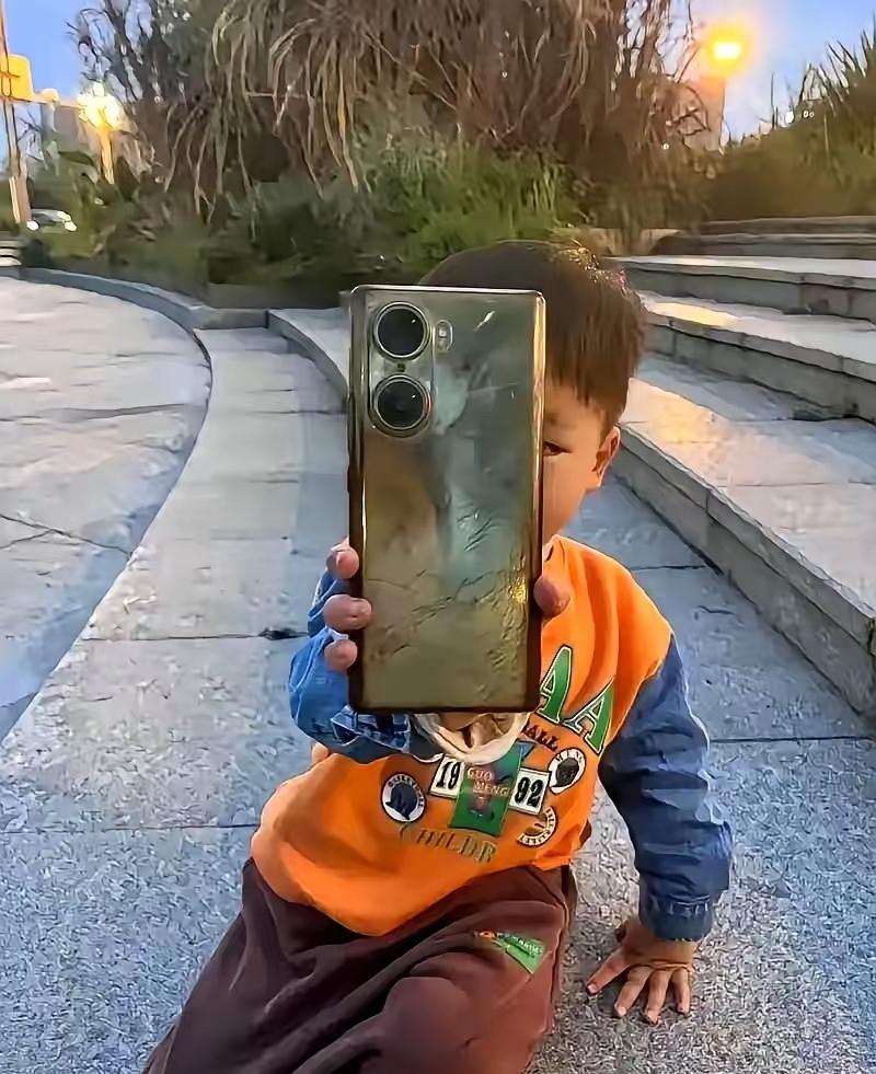 一个男童捡了一部手机，联系上失主后，男童和父亲一起将手机送回给了失主，没想到失主