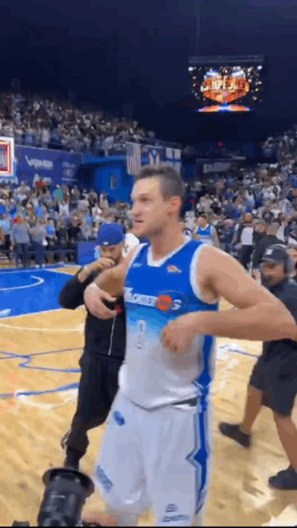 没想到加里纳利还在打职业联赛，还圆了冠军梦！

今日，前NBA球员加里纳利帮助V