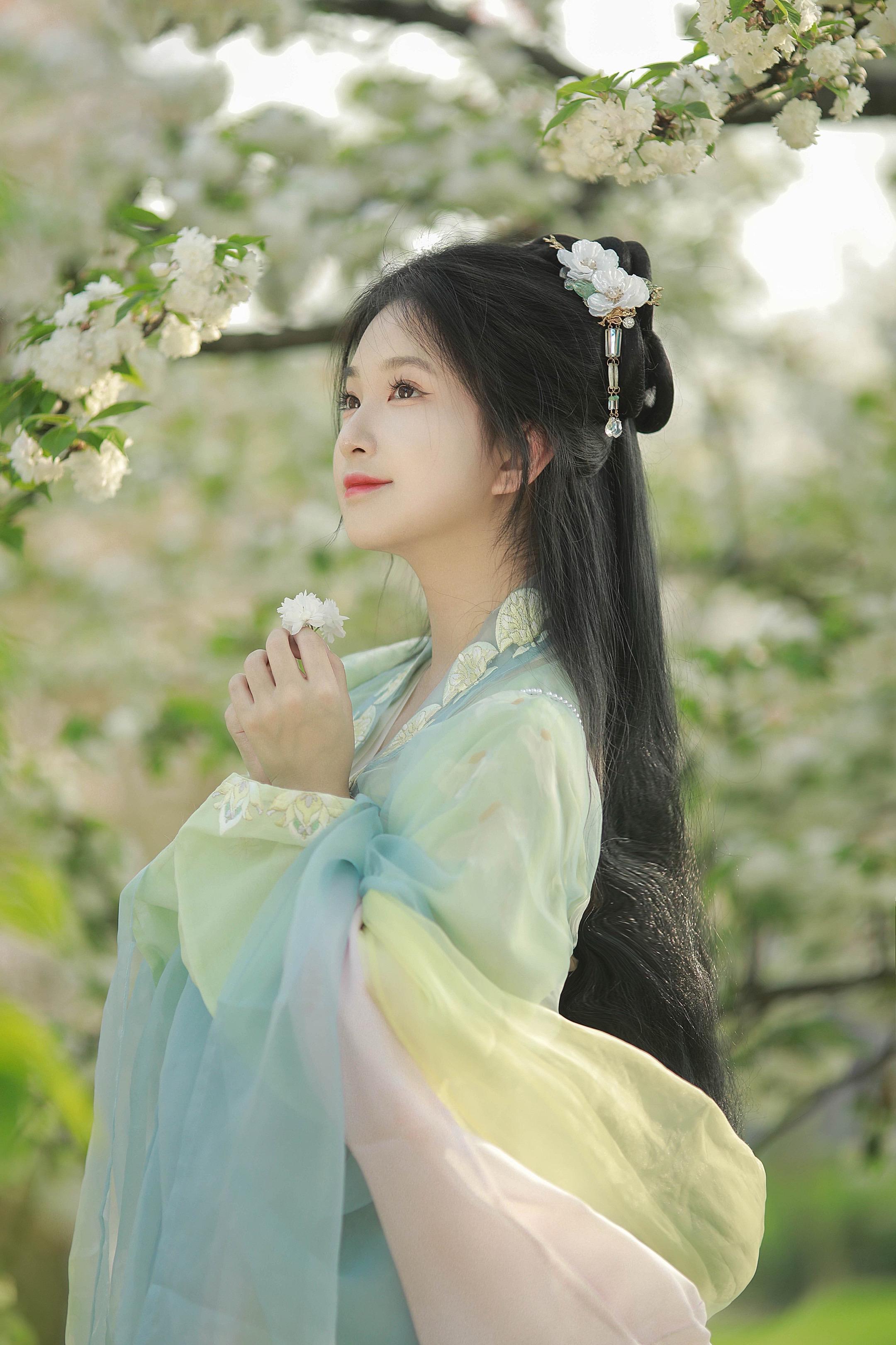 “古言小说中的樱花仙子”🌸。🌸春水映梨花 前几年还在武汉的时候，在...