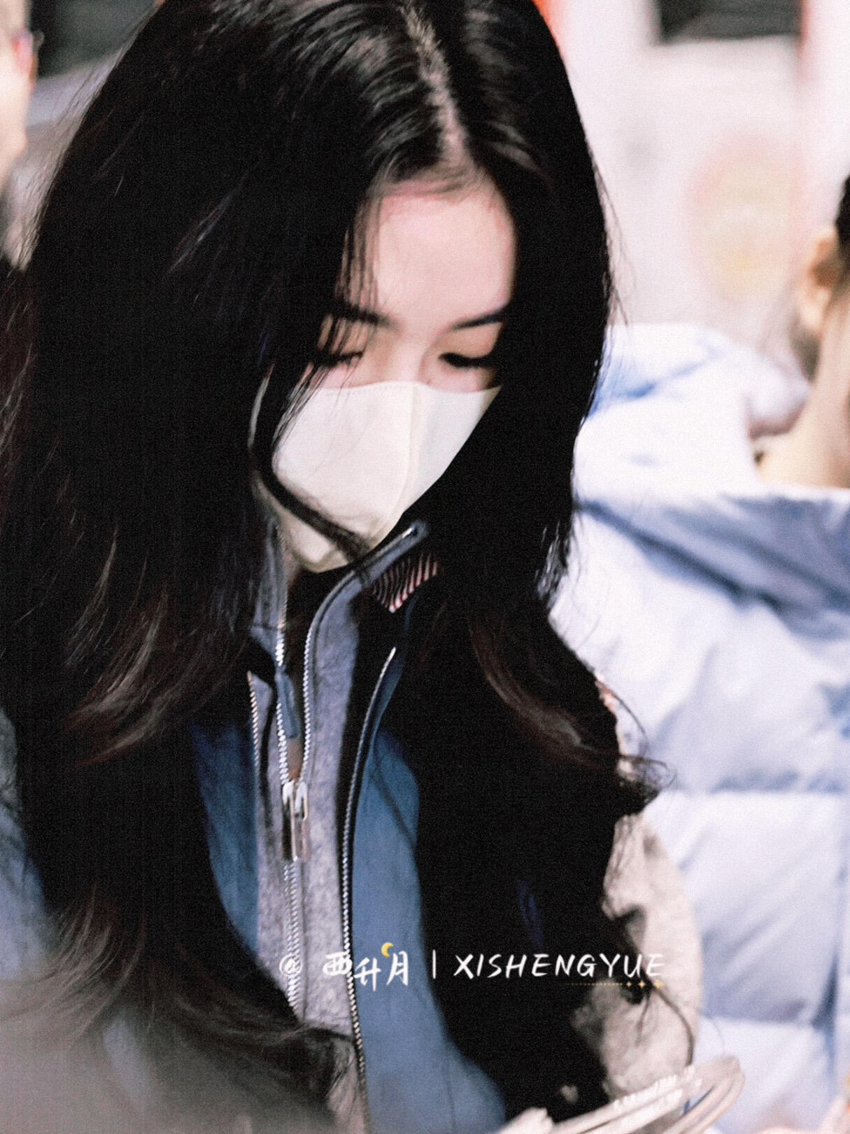 刘浩存这个视频的退出键在哪 蓝灰拼接外套粉色内搭配小白裙好有春天的感觉啊美得眼前