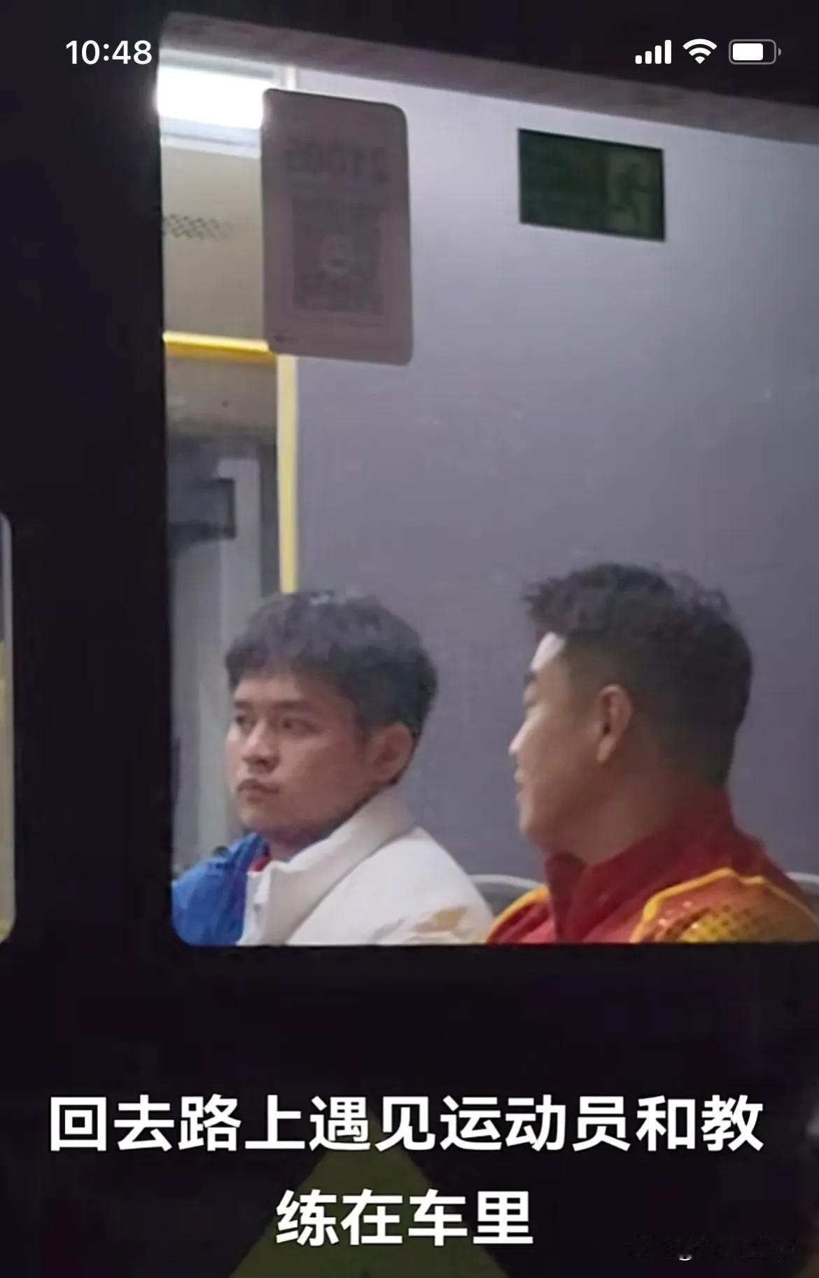回去的路上王皓在和林诗栋沟通，复盘比赛。帮助林诗栋总结经验。也没有责备批评。
石
