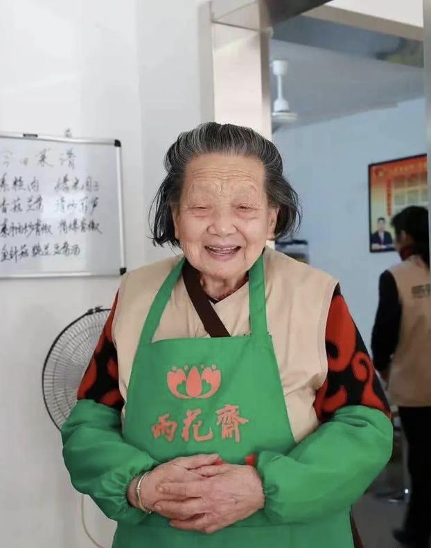 98岁老太坚守免费餐厅9年，一碗热饭温暖一座城



在安徽安庆的街头巷尾，雨花