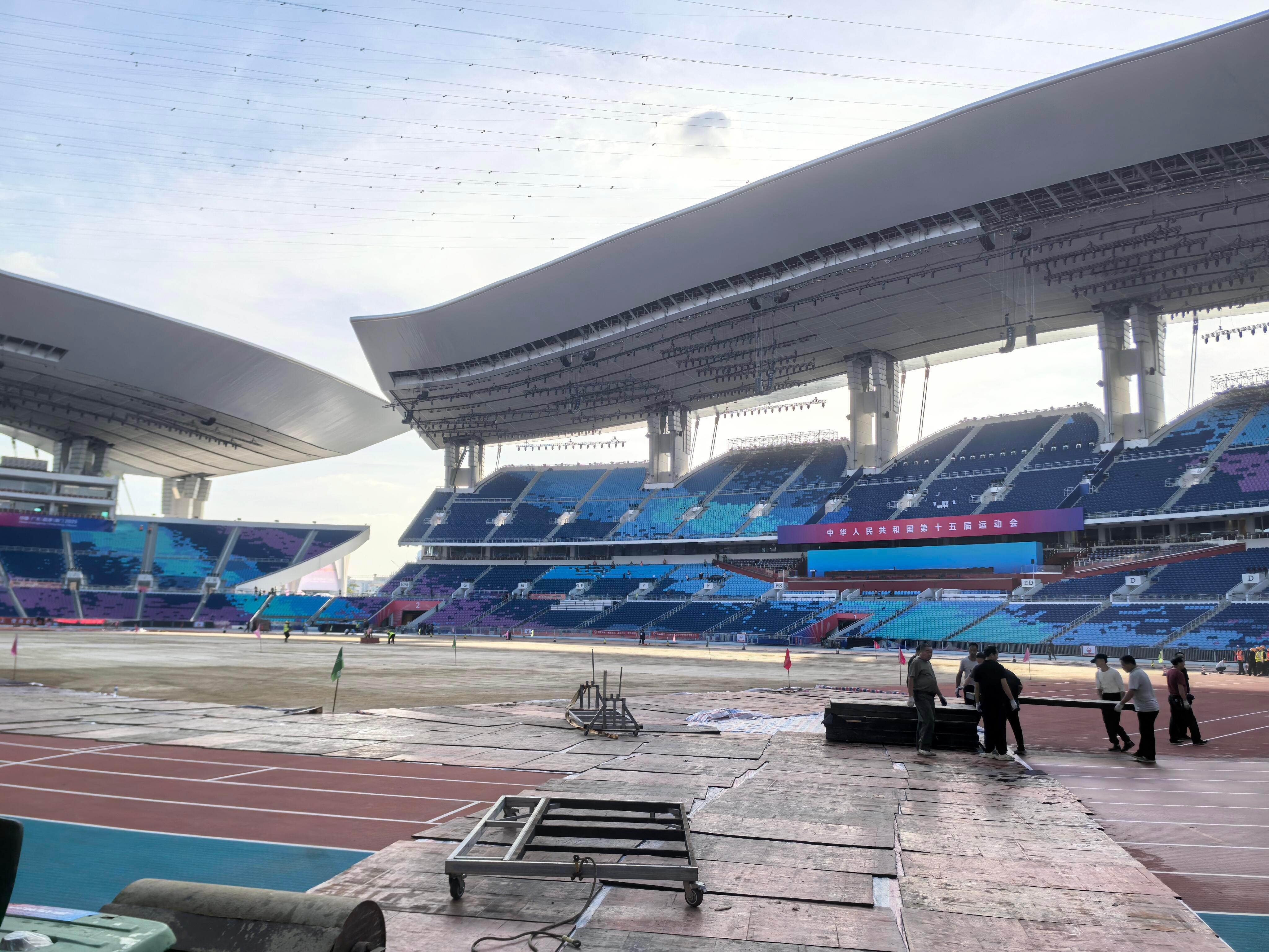 开完全运会开幕式后的广东奥林匹克体育场 