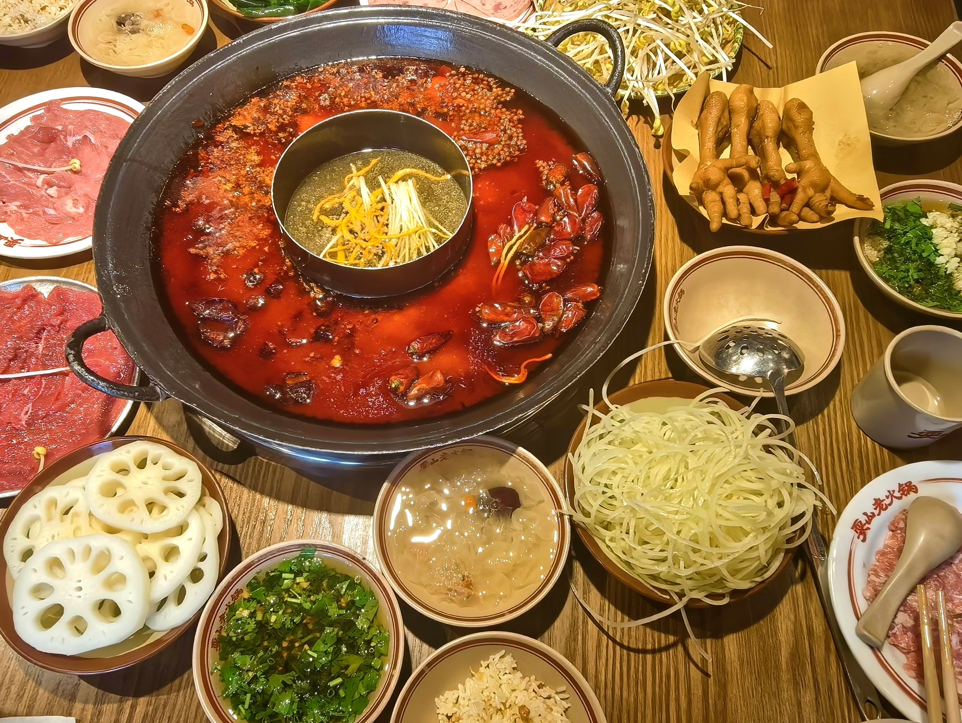 食了，没有在重庆吃的辣椒味道香，但是挺便宜，小料台区域加糖加醋✅银耳汤炒饭✅整体
