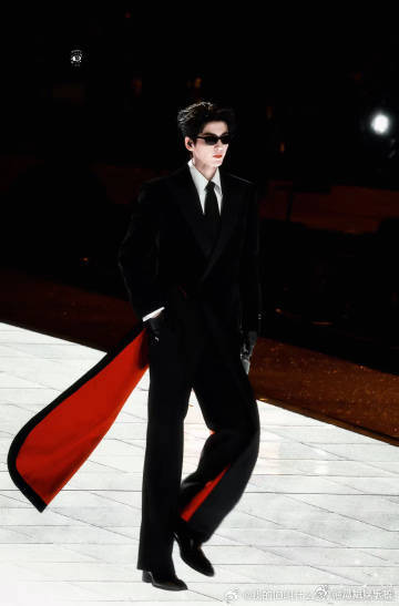 张凌赫在我手机里走一天了张凌赫湖南卫视跨年这30秒湖南卫视跨年演唱会 张凌赫在舞