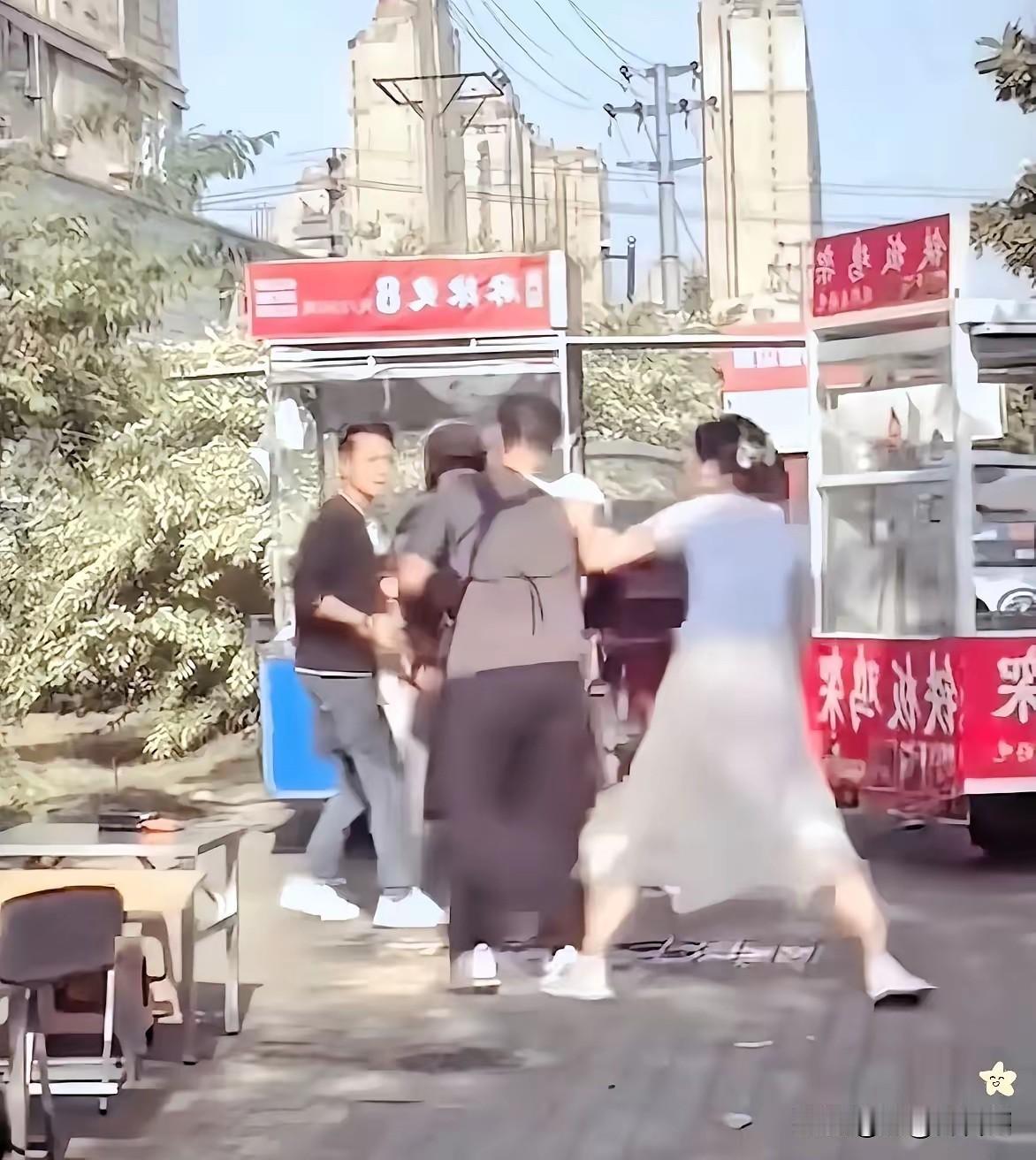 震惊！女摊主情绪冲动失控，竟当众脱下自己内裤套在麻辣烫头上，体面全毁了！
 
市