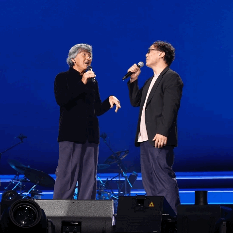 陈奕迅被六七旬老人做局 Eason这次真的是被“挑战”了，没耳返没准备，居然还是