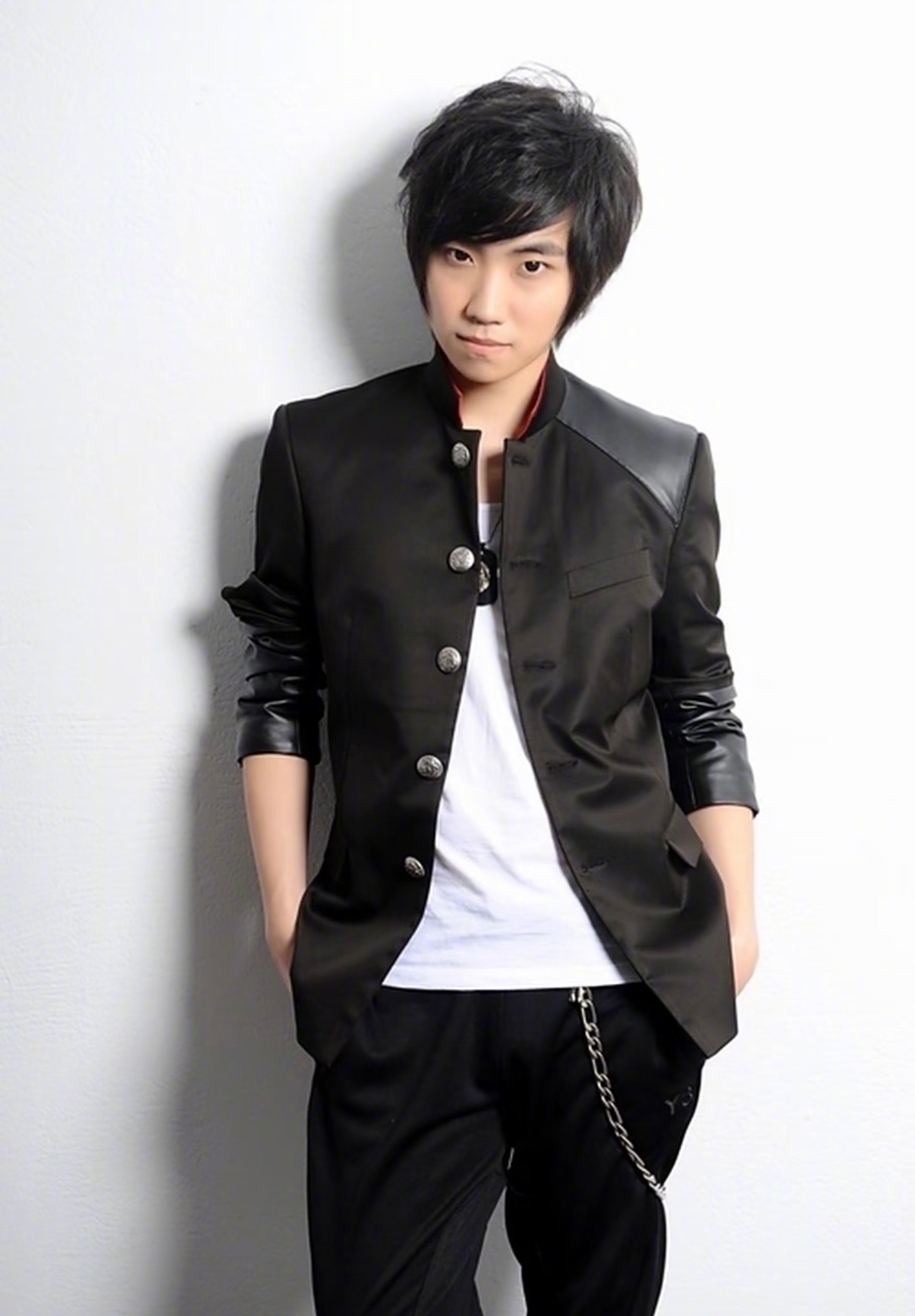 徐良16年前就长这样 哇，徐良真的是冻龄男神呀，16年前就这样帅气，现在依旧迷人