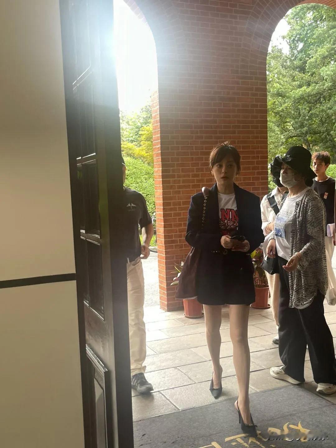 孙俪近照真好看啊！不敢相信自己的眼睛，就像小姑娘一样水灵灵的，娇艳动人，越看越喜