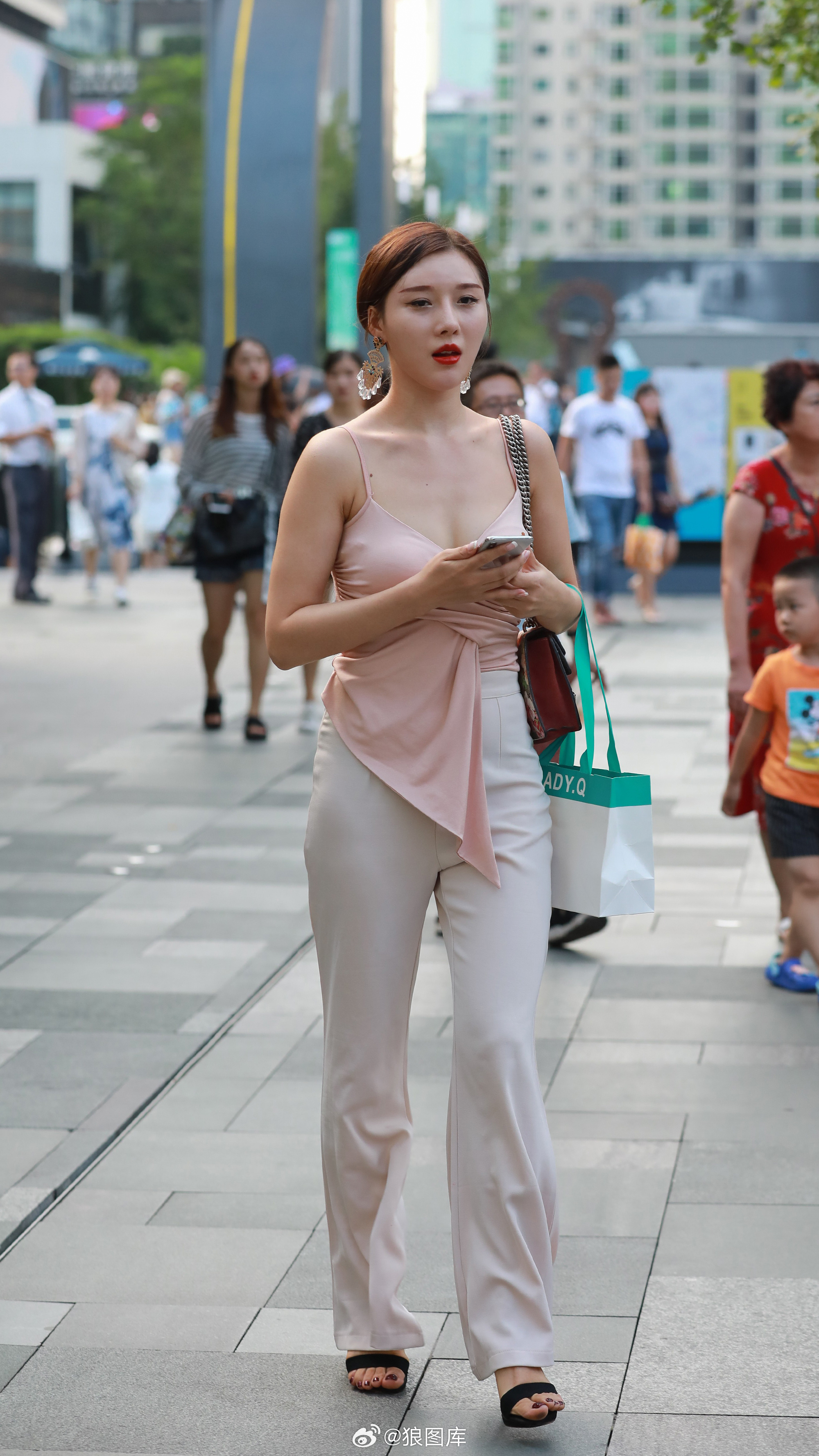 拎袋走街头，粉吊带白裤飒。7359街拍 我的摄影日记 街拍穿搭 时尚街拍
