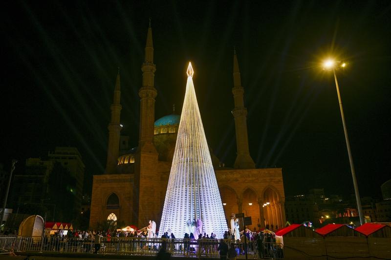 中东烟花夜（顶针体）
（一）
一夜烟花绽半空，举世关注聚焦中东。
懂王斩首毫无人