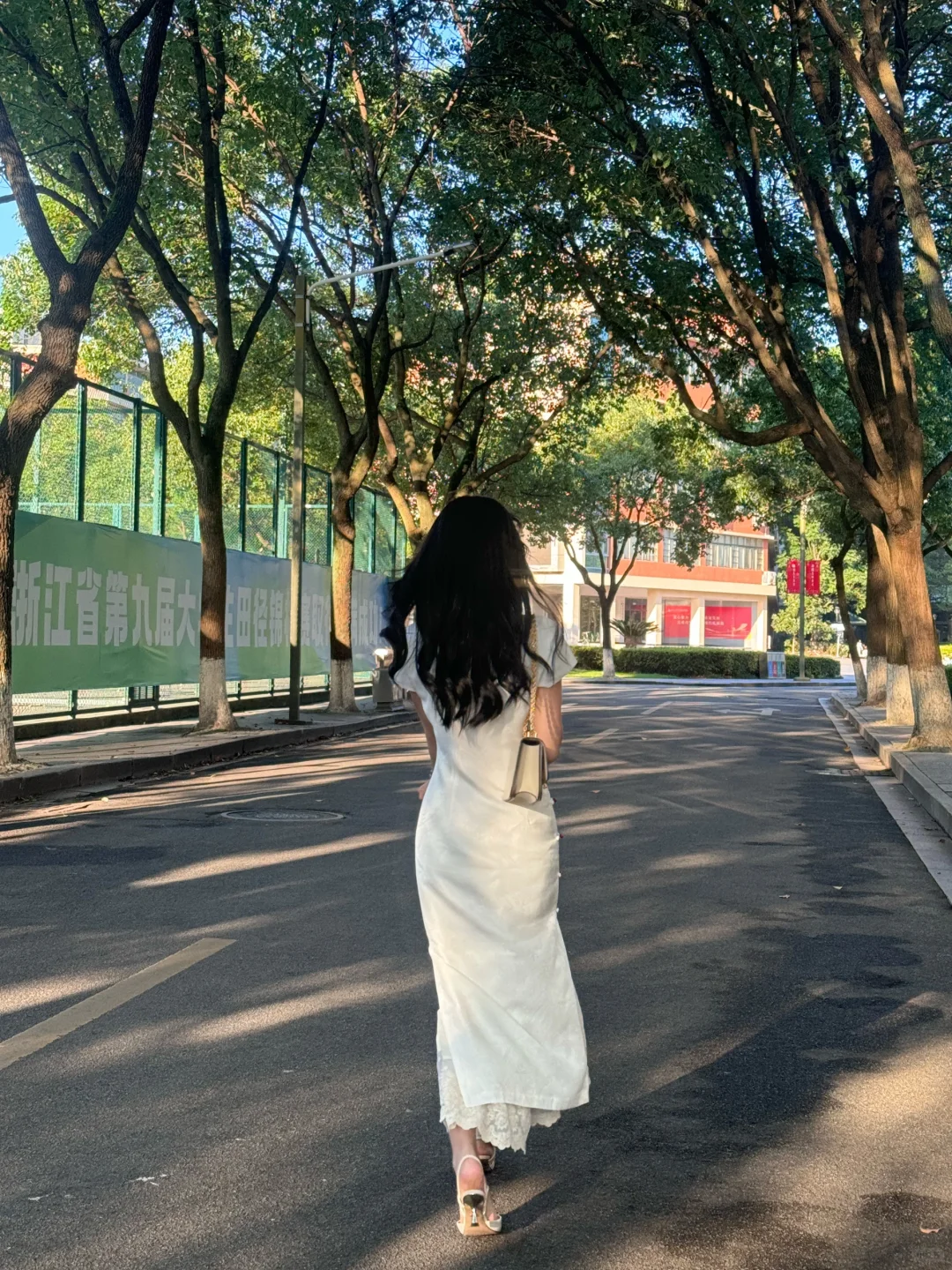 请问穿旗袍日常会太隆重吗？
