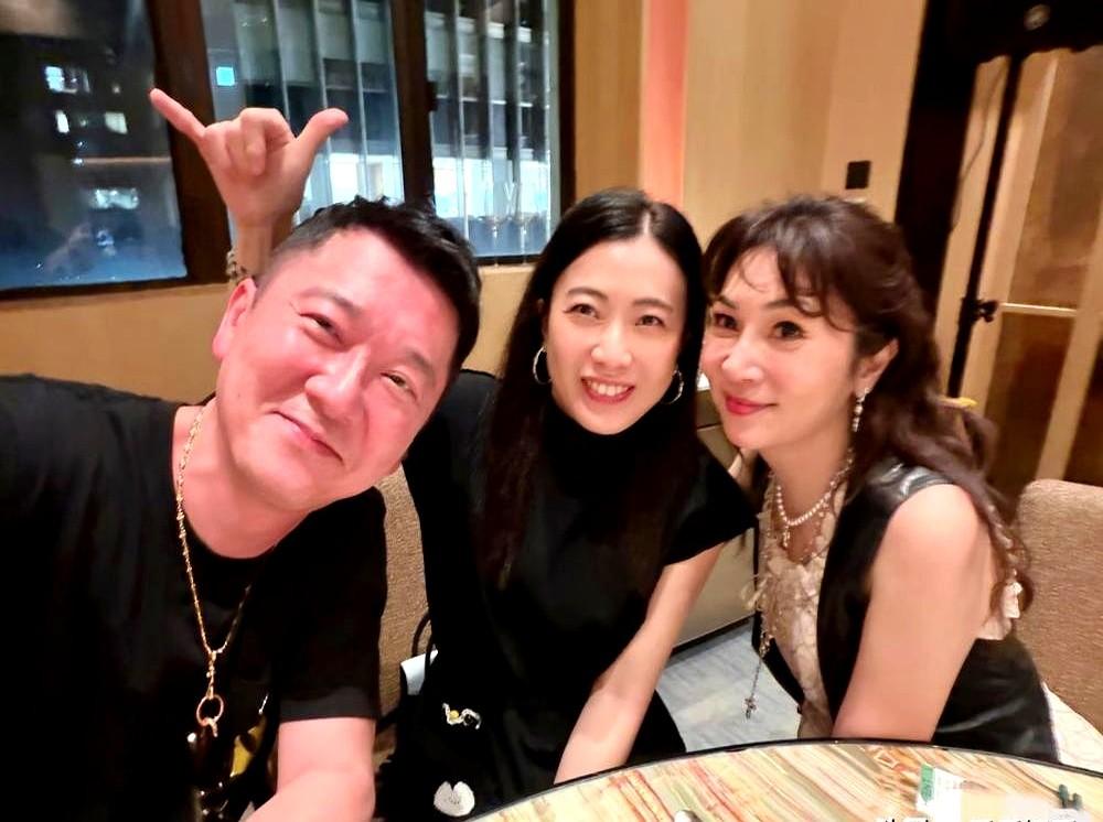 一张压根不存在的合照，把佘诗曼和甘比放在了一起。
有人拿两张单人照拼在一起，说5